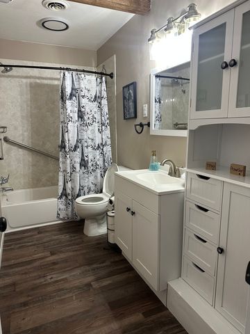 6049 E Flyers Drive, Woodlawn, IL 62898