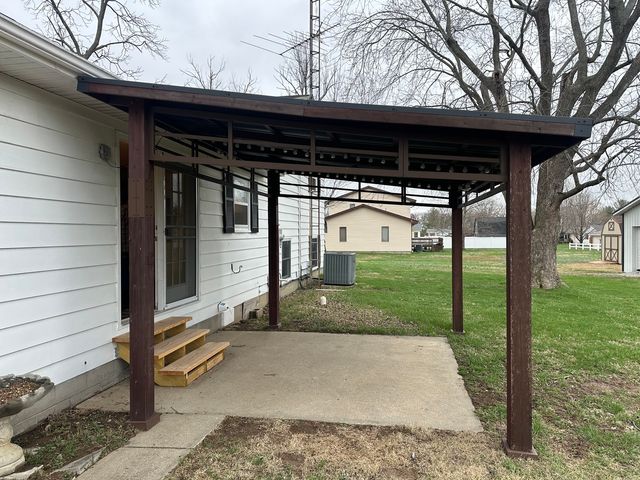 6049 E Flyers Drive, Woodlawn, IL 62898