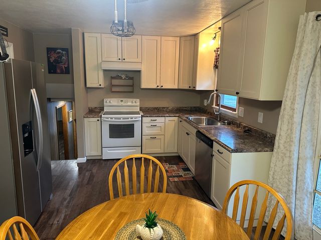 6049 E Flyers Drive, Woodlawn, IL 62898