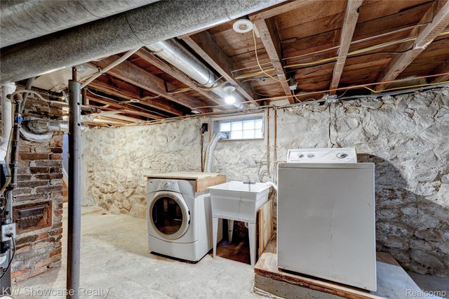 608 S Adelaide Street, Fenton, MI 48430