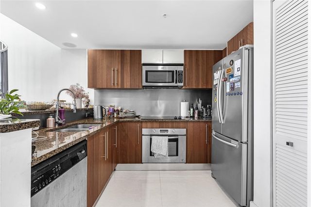 300 S Biscayne Blvd L-612, Miami, FL 33131