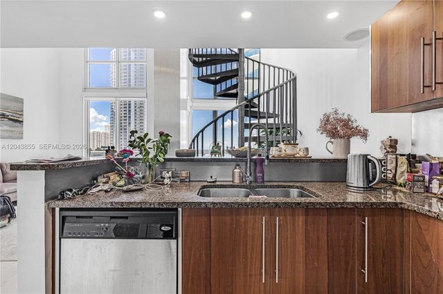 300 S Biscayne Blvd L-612, Miami, FL 33131