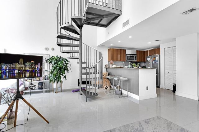 300 S Biscayne Blvd L-612, Miami, FL 33131