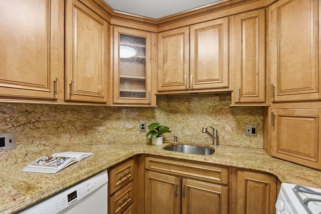97 Anderer Ln 304, Boston, MA 02132