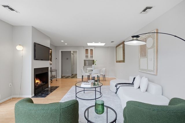 97 Anderer Ln 304, Boston, MA 02132