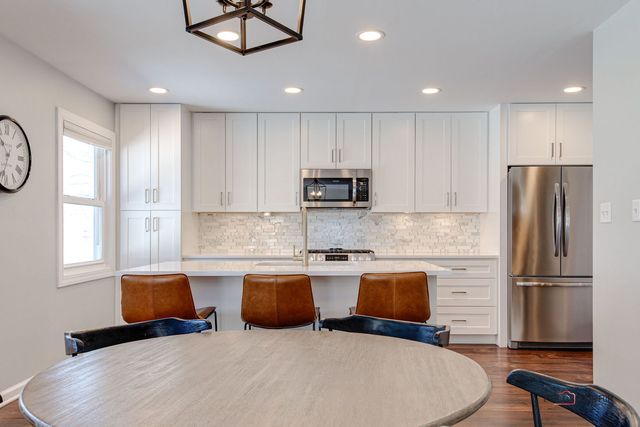1011 N HADDOW Avenue, Arlington Heights, IL 60004