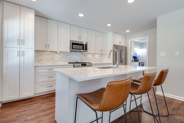1011 N HADDOW Avenue, Arlington Heights, IL 60004
