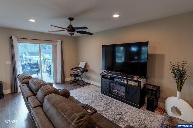 780 778 E Jefferson St, Stayton, OR 97383