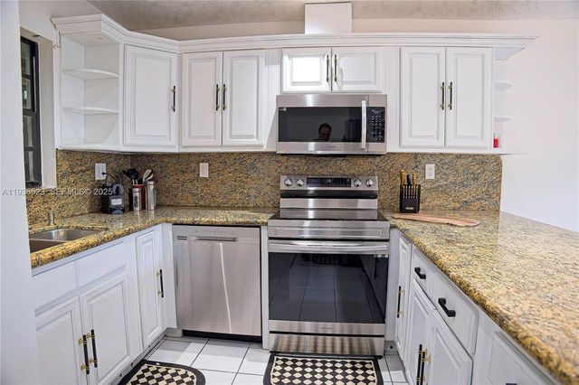 13238 NW 8th Ter, Miami, FL 33182