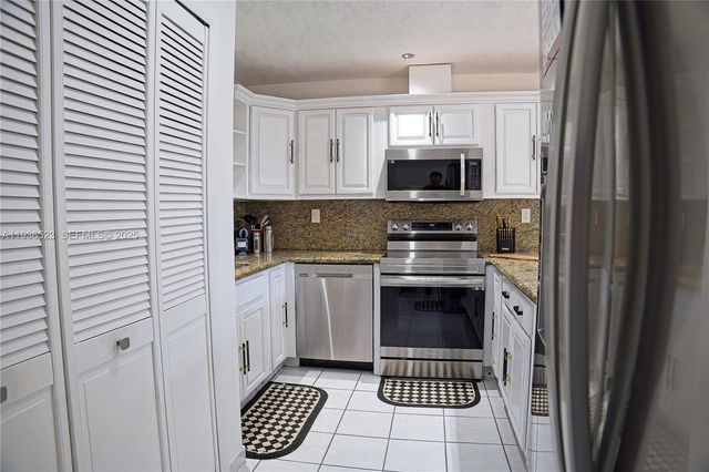 13238 NW 8th Ter, Miami, FL 33182