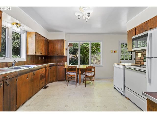 18300 BRYANT Rd, Lake Oswego, OR 97034