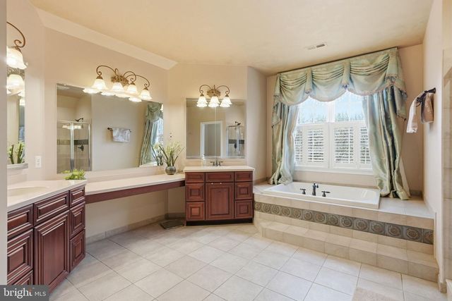 9 GOLDFINCH CIR, Phoenixville, PA 19460