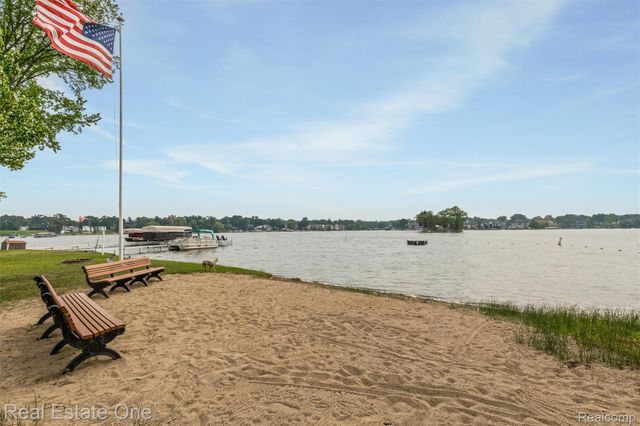1045 Clara Street, Commerce Charter Township, MI 48390
