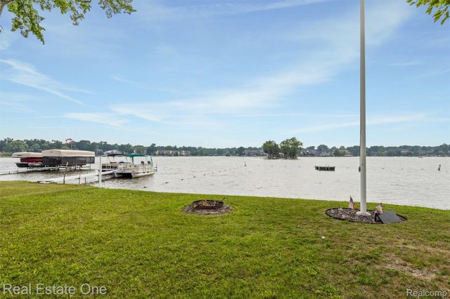 1045 Clara Street, Commerce Charter Township, MI 48390