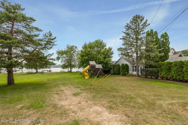 1045 Clara Street, Commerce Charter Township, MI 48390