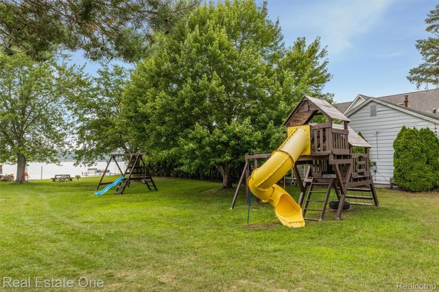 1045 Clara Street, Commerce Charter Township, MI 48390
