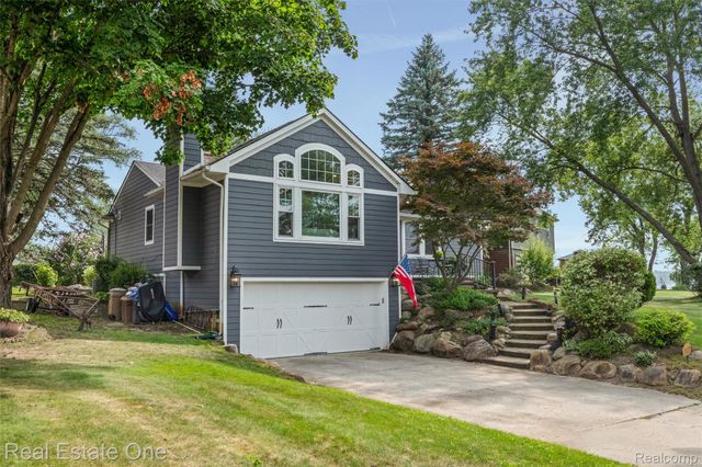 1045 Clara Street, Commerce Charter Township, MI 48390