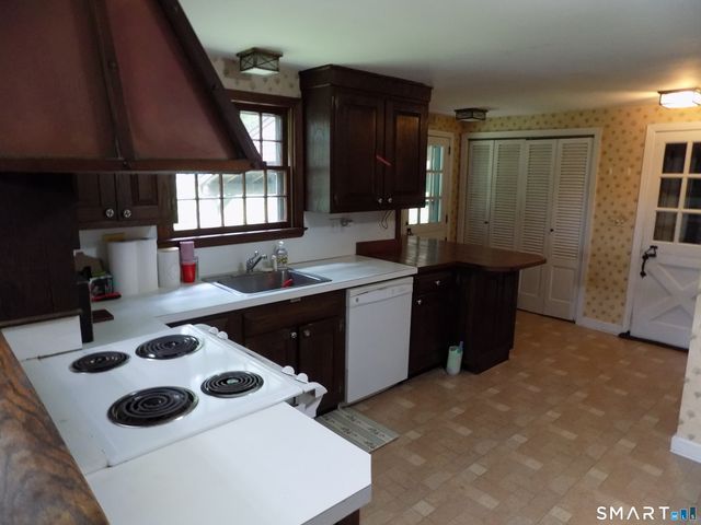 28 Forest Hills Drive, Farmington, CT 06032