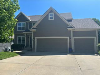 327 SE Highland Park Drive, Lee's Summit, MO 64063