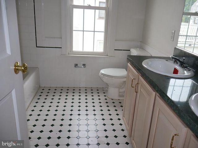 219 WAYNE AVE, Lansdowne, PA 19050