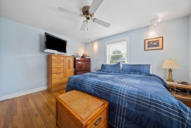 15 D St, Hull, MA 02045