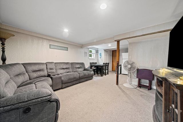 15 D St, Hull, MA 02045