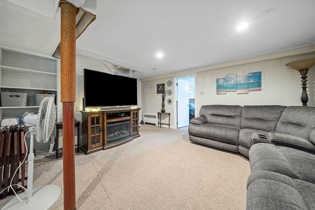 15 D St, Hull, MA 02045