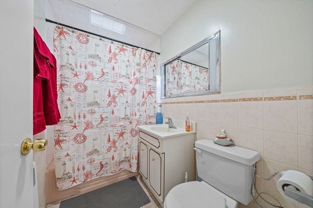 15 D St, Hull, MA 02045