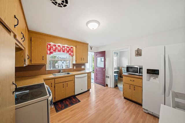 15 D St, Hull, MA 02045