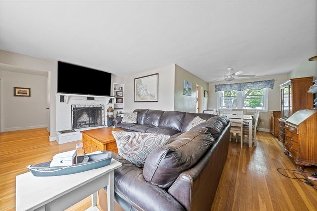15 D St, Hull, MA 02045