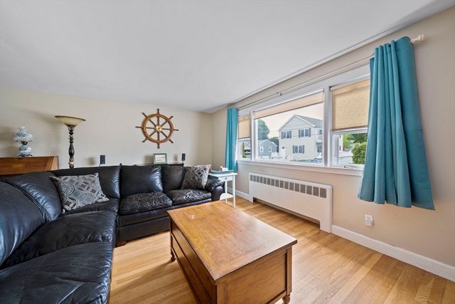 15 D St, Hull, MA 02045