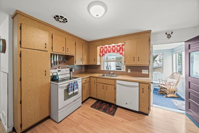 15 D St, Hull, MA 02045