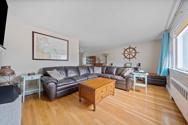 15 D St, Hull, MA 02045