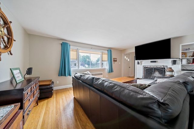 15 D St, Hull, MA 02045