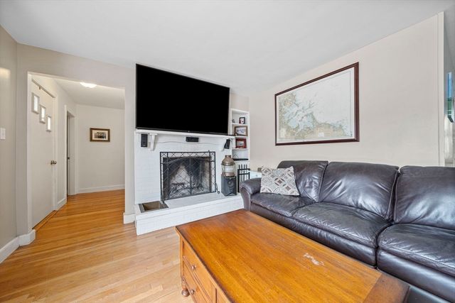 15 D St, Hull, MA 02045