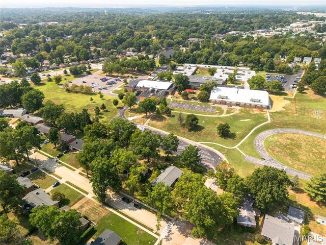 530 Mid Meadows Lane, Kirkwood, MO 63122