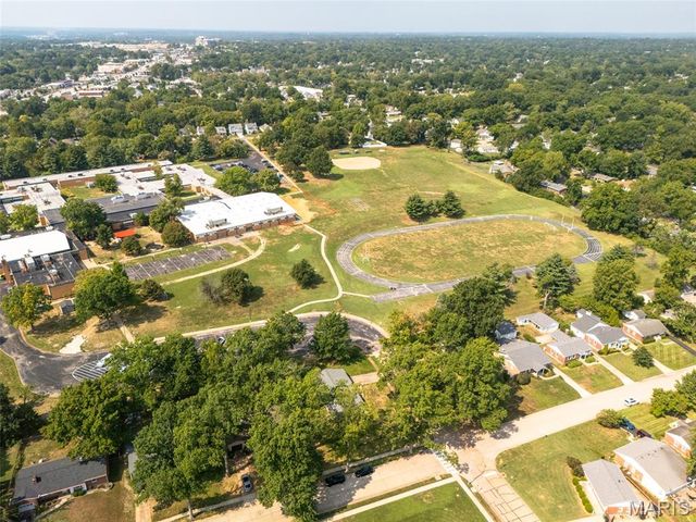 530 Mid Meadows Lane, Kirkwood, MO 63122
