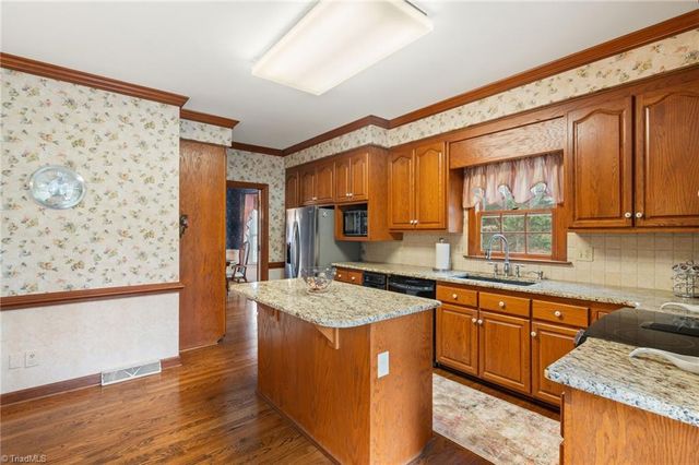 924 Ashley Glen Drive, Winston-salem, NC 27104