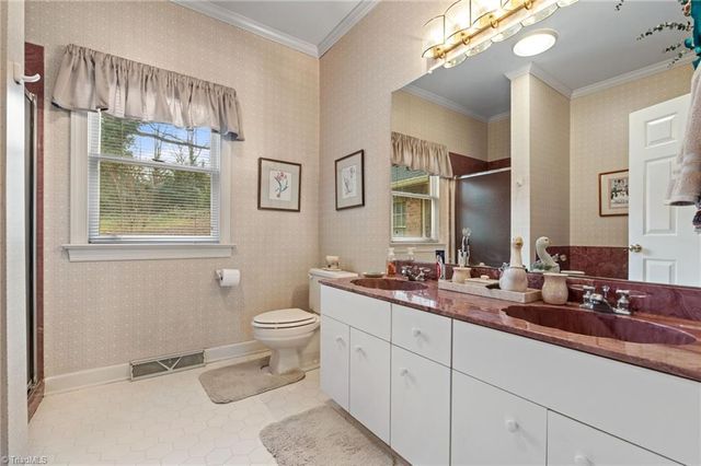 924 Ashley Glen Drive, Winston-salem, NC 27104