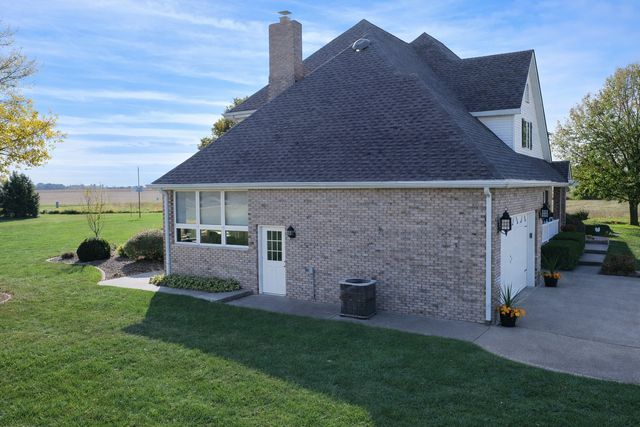 23 Cedarwood Drive, Watseka, IL 60970