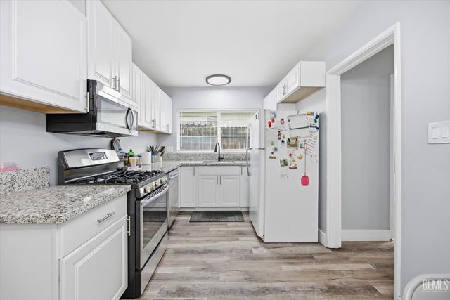 2208 Greenwood Drive, Bakersfield, CA 93306