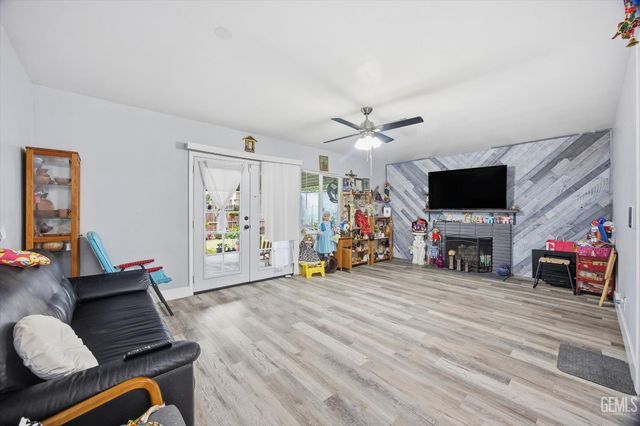 2208 Greenwood Drive, Bakersfield, CA 93306