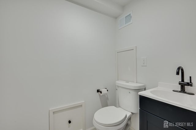 23 Nancy Circle, Edison, NJ 08817