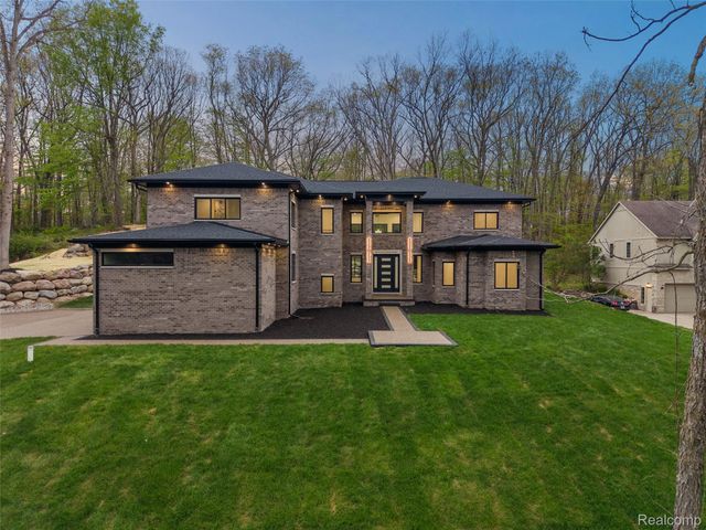 6675 College Park Drive, Springfield Charter Township, MI 48346