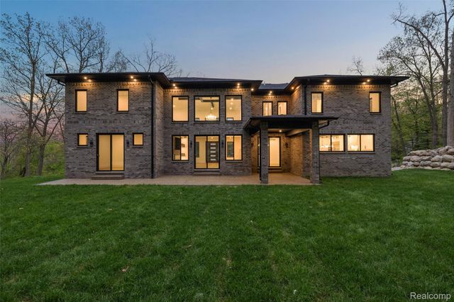 6675 College Park Drive, Springfield Charter Township, MI 48346