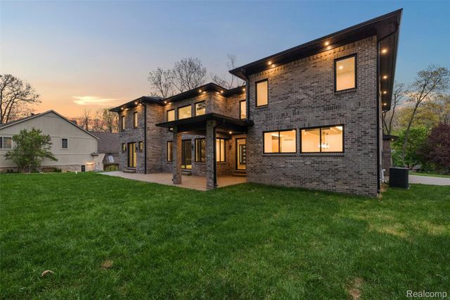 6675 College Park Drive, Springfield Charter Township, MI 48346