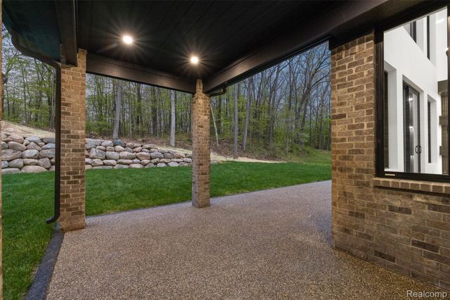 6675 College Park Drive, Springfield Charter Township, MI 48346