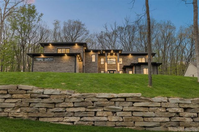 6675 College Park Drive, Springfield Charter Township, MI 48346