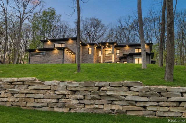 6675 College Park Drive, Springfield Charter Township, MI 48346