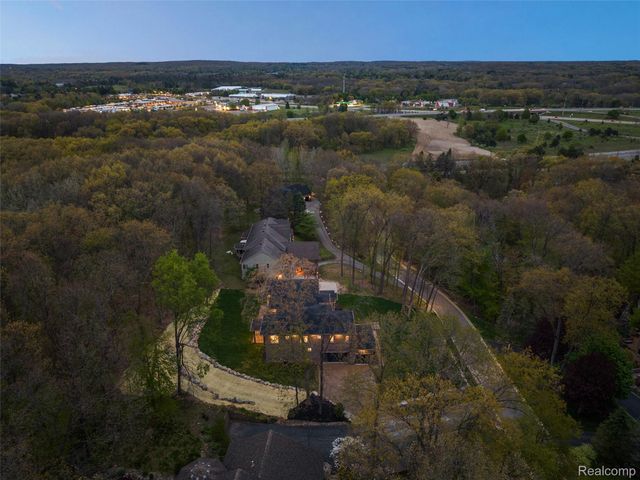 6675 College Park Drive, Springfield Charter Township, MI 48346